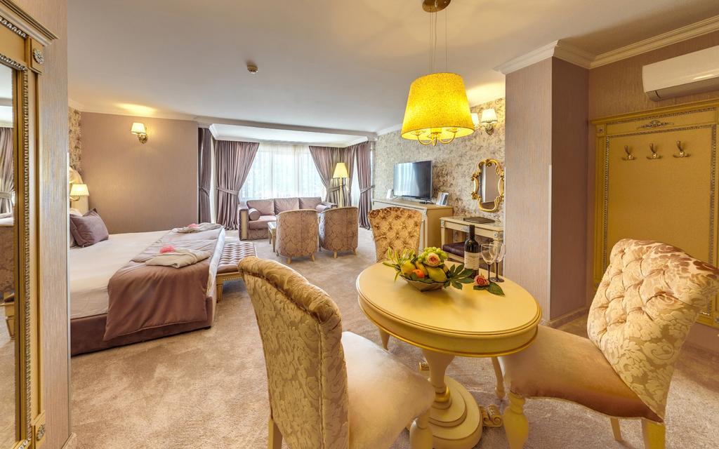 Rich Hotel